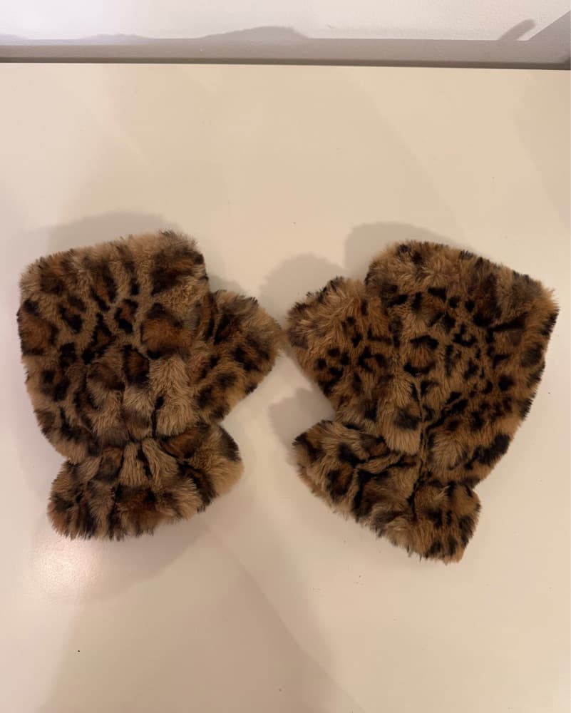 Cheetah Faux Fur Fingerless Gloves - Image 3