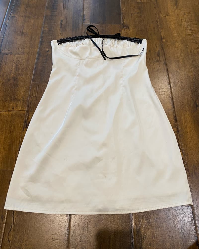 Chic Strapless Mini Dress - Image 3