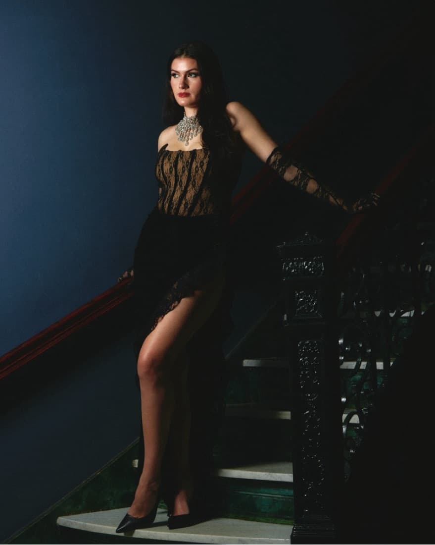 Miss Circle  Black Velvet Corset  - Image 2