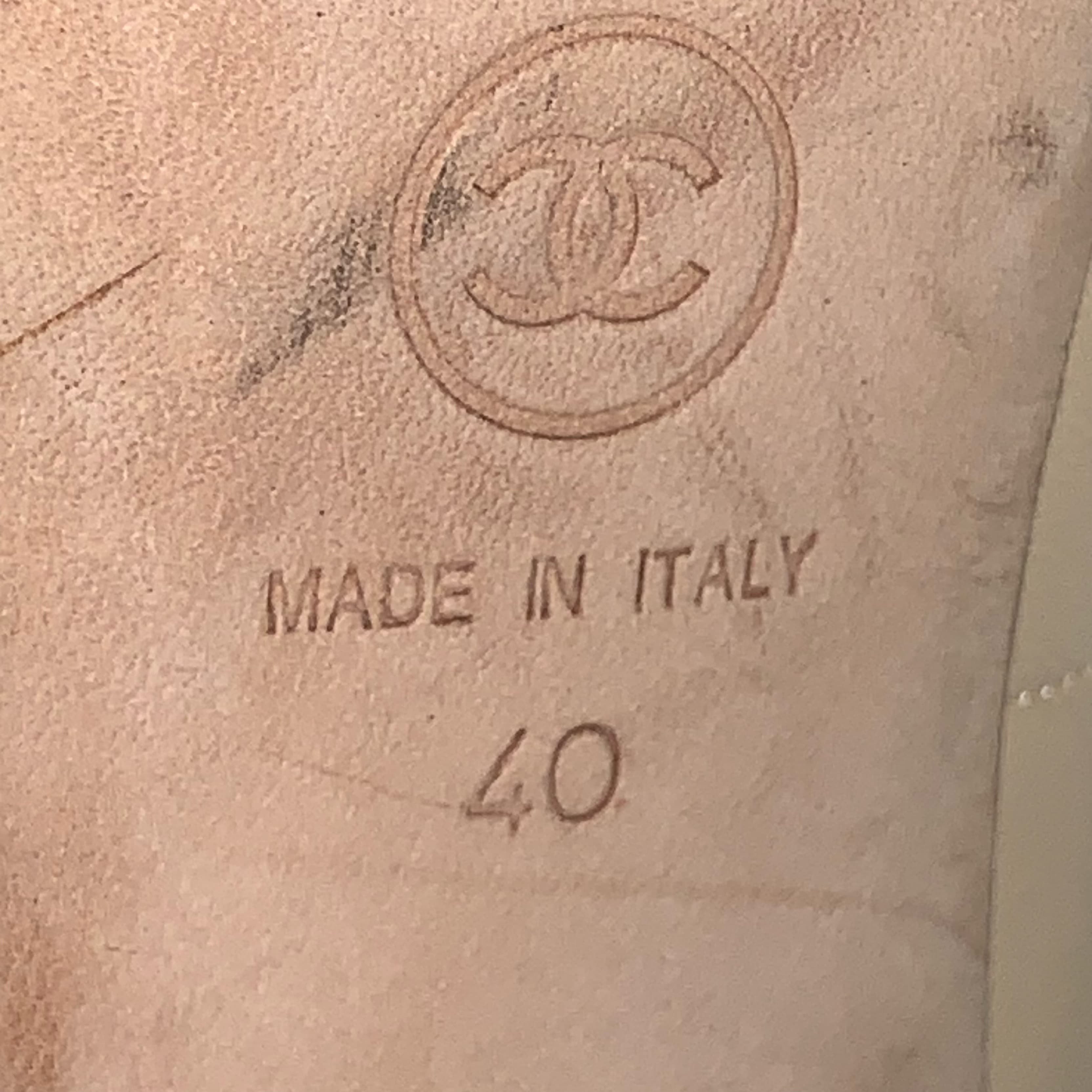 CHANEL size 40 cap toe PLATFORM pumps - Image 2