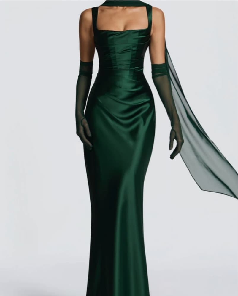 Elegant Emerald Green Gown - Image 3