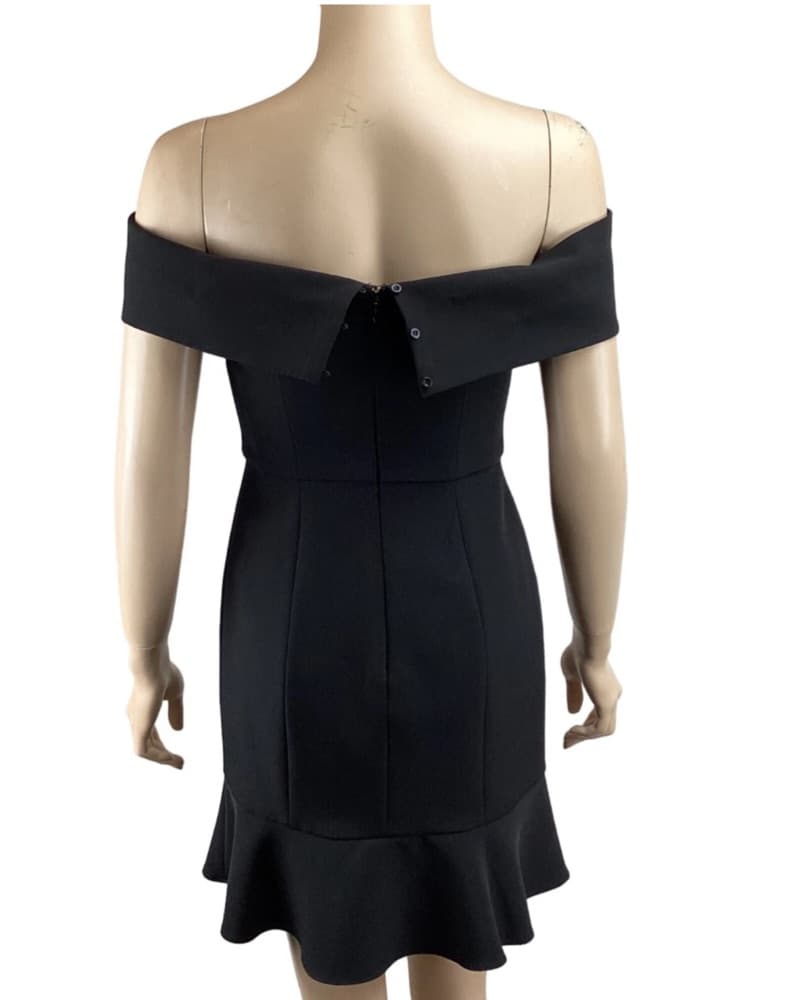Sleek and Chic Black Off-the-Shoulder Dress - Image 4