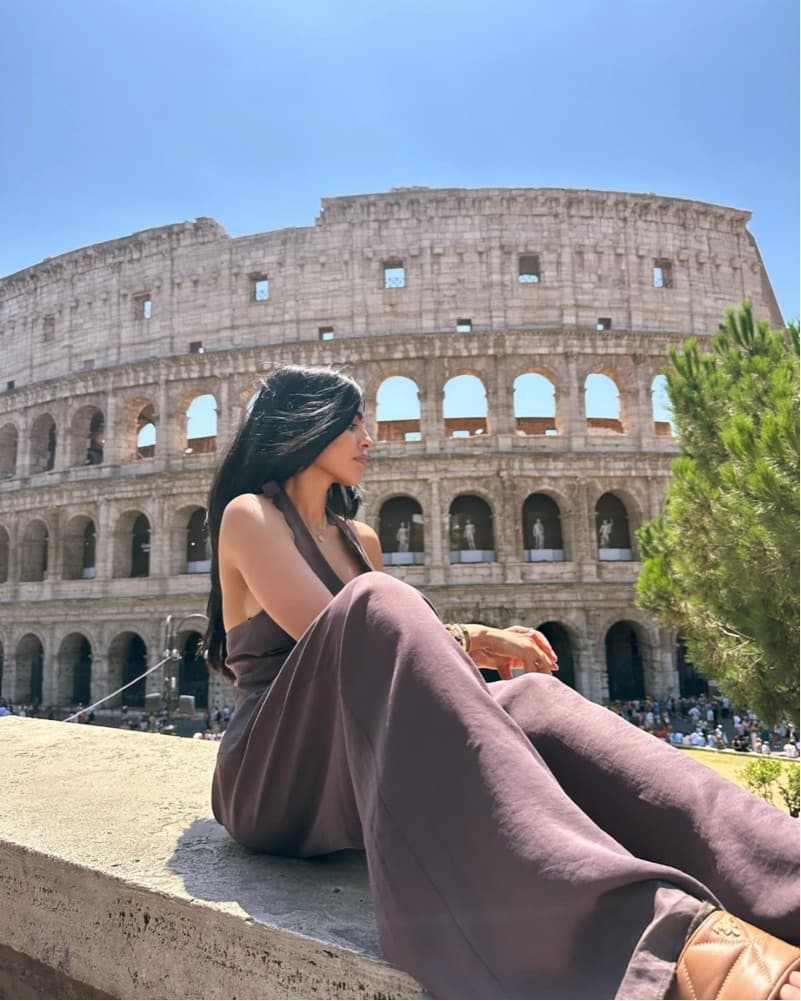 Chic Mauve Jumpsuit with Plunging Neckline - Image 2