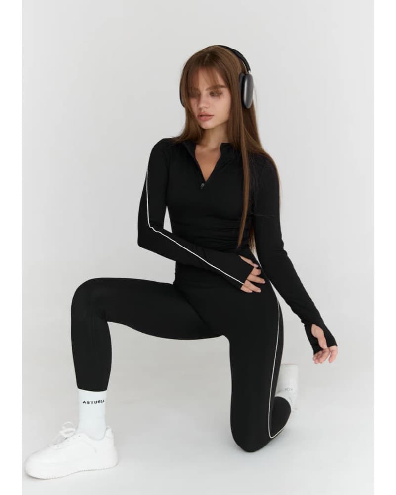 Black & white Astoria workout set  - Image 1