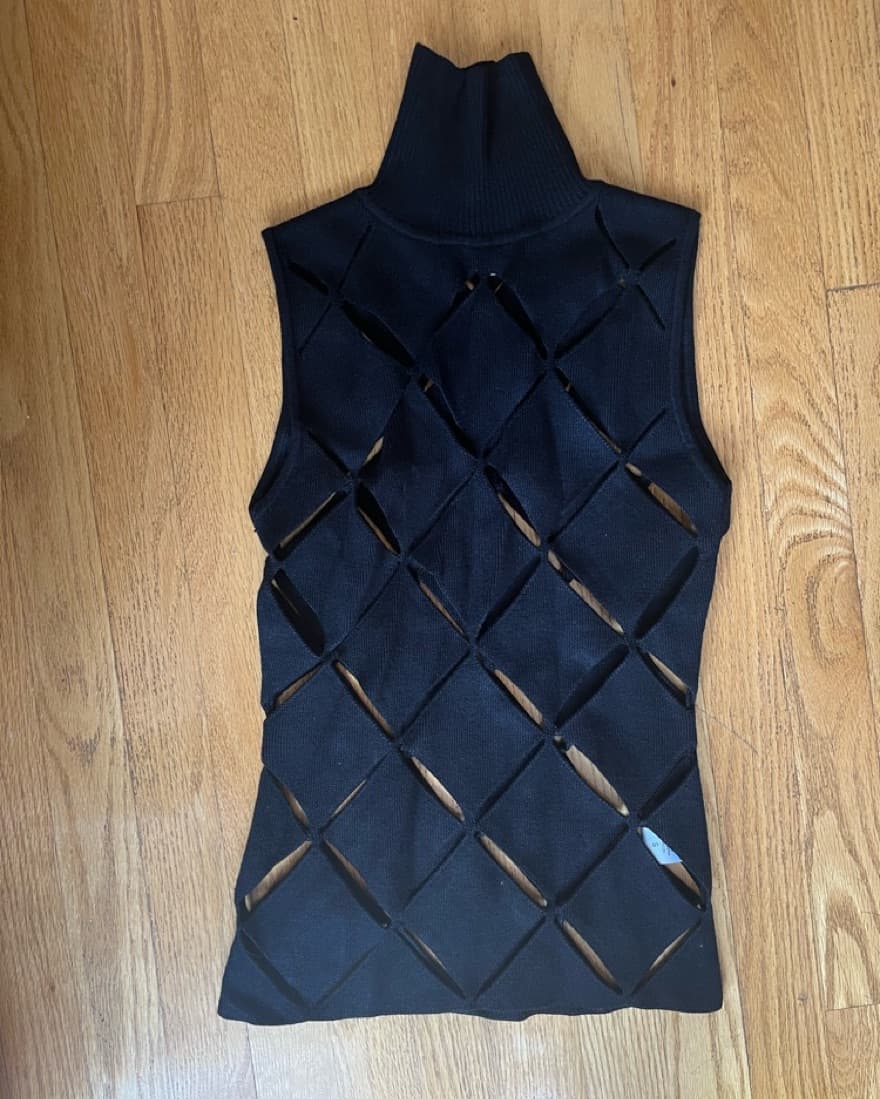Isa Boulder Cutout Top Dupe - Image 6