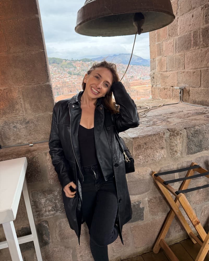 Chic Leather Jacket and Denim Ensemble - Image 1