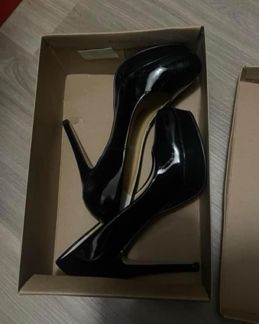 Sleek and Sophisticated Black Patent Pumps - Image 2