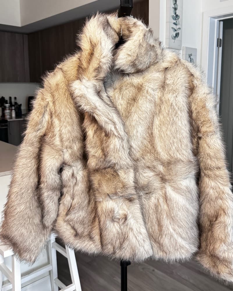 Luxurious Faux Fur Jacket - Image 3