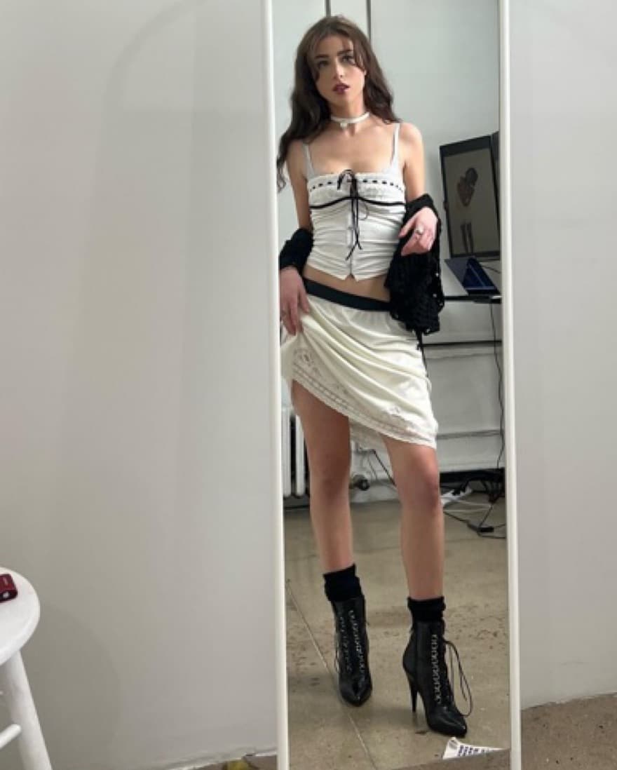 With Jean Sabrin Top In White Embroidery - Image 4