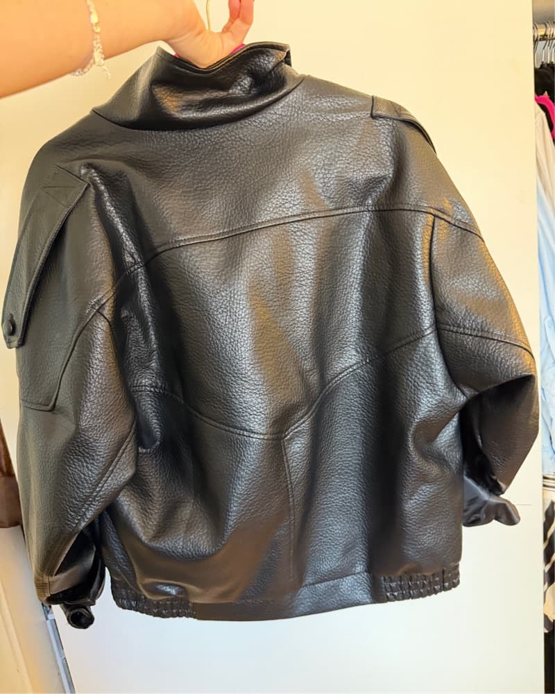Sleek Black Leather Jacket - Image 3
