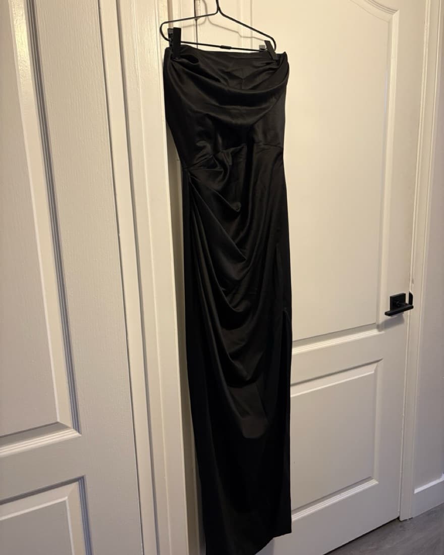 Elegant Black Velvet Gown - Image 2