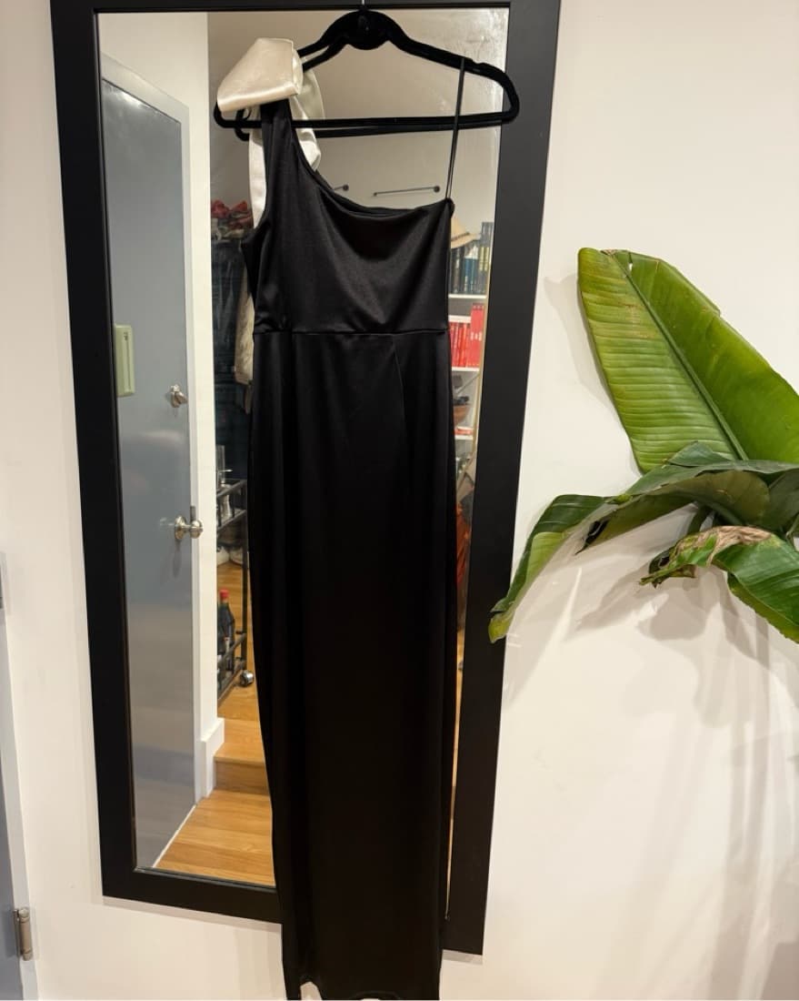Elegant One-Shoulder Black Gown - Image 5