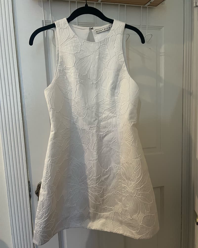 Alice And Olivia Size 2 White Dress. - Image 4