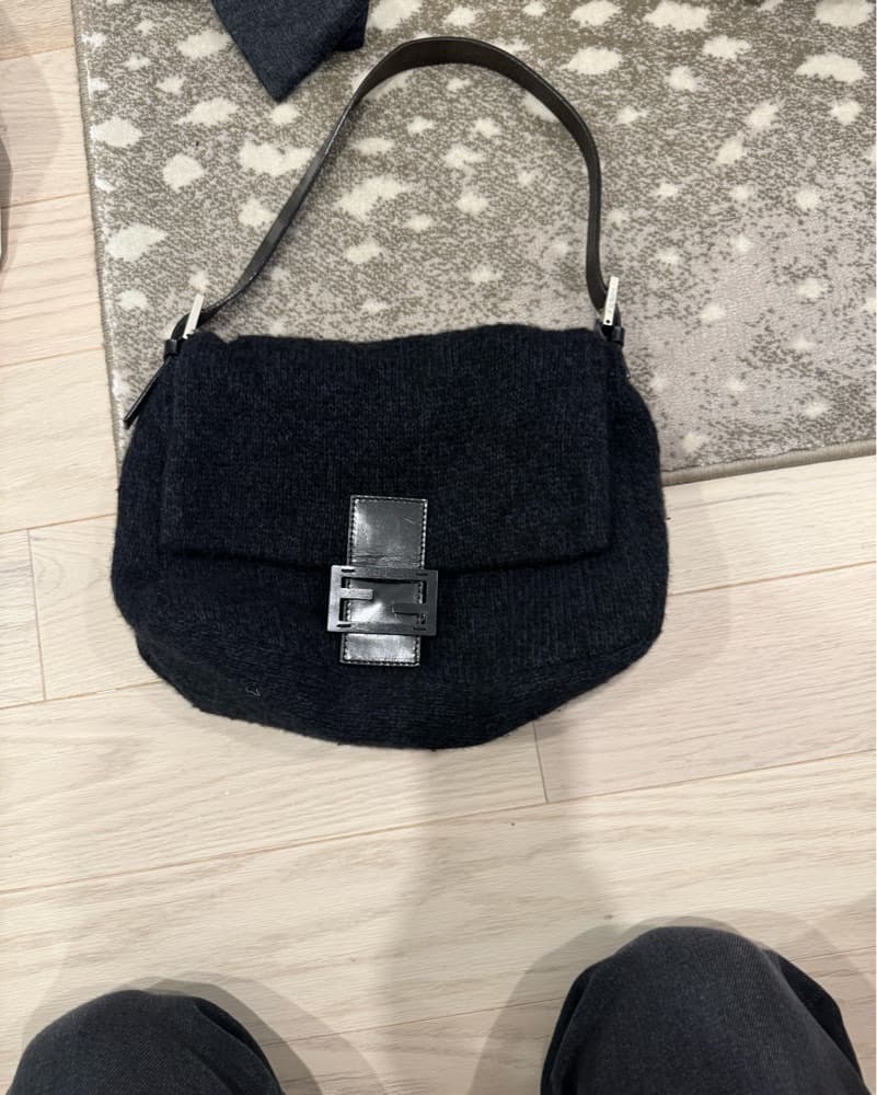 Chic Black Fendi Shoulder Bag - Image 1