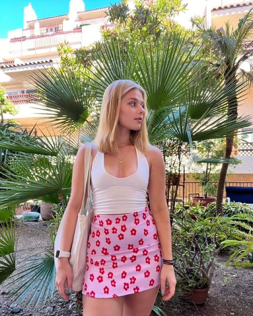 Pink flowery mini skirt - Image 1