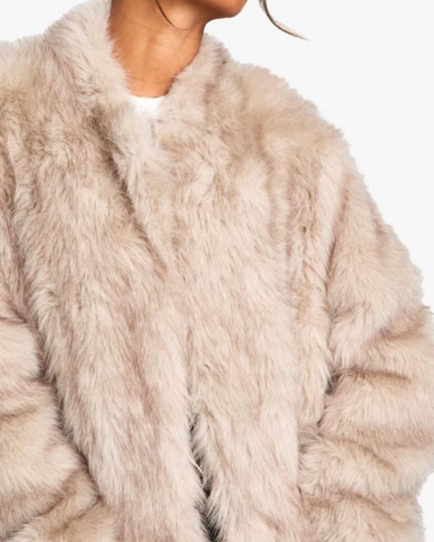 Luxurious Faux Fur Coat - Image 5