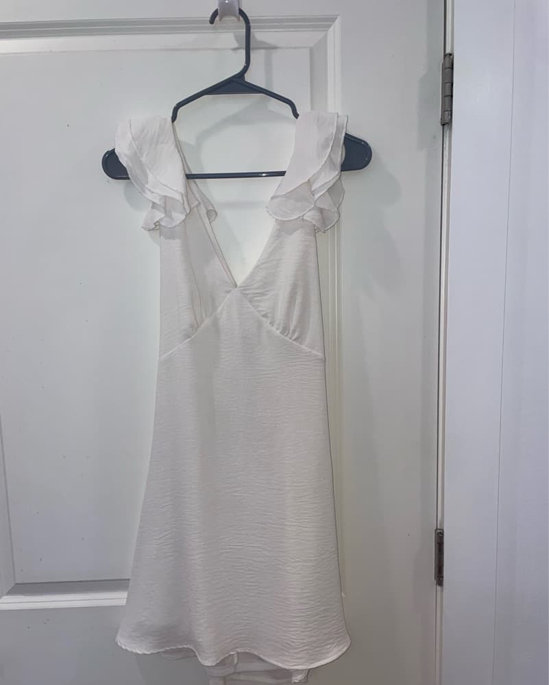 Elegant Short White Dress - Image 3