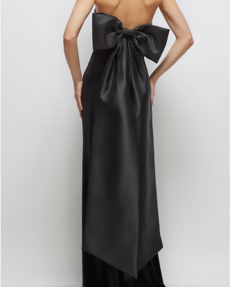 Elegant Black Strapless Gown - Image 2