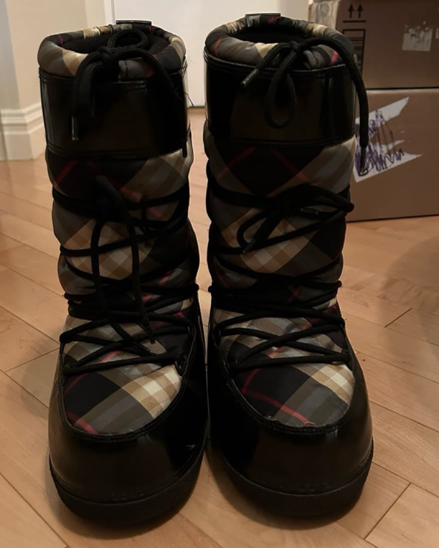 Burberry Snow Boots / Moon Boots  - Image 3