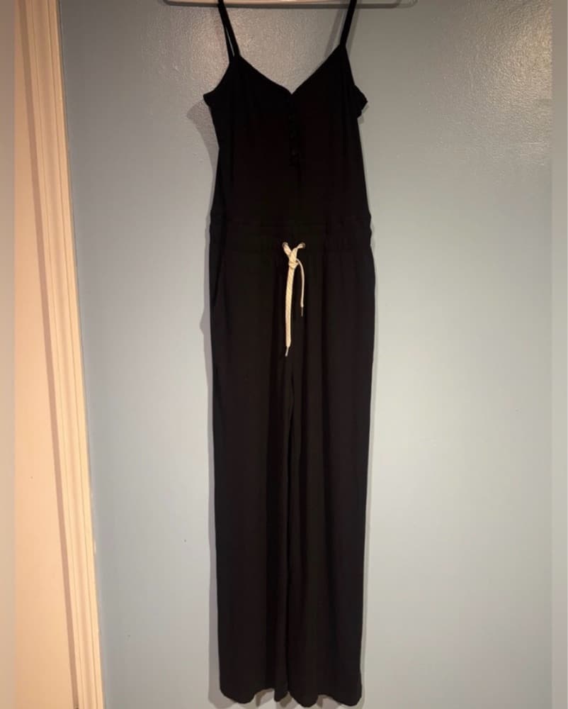 Chic Black Jumpsuit with Cinched Waist - Image 4