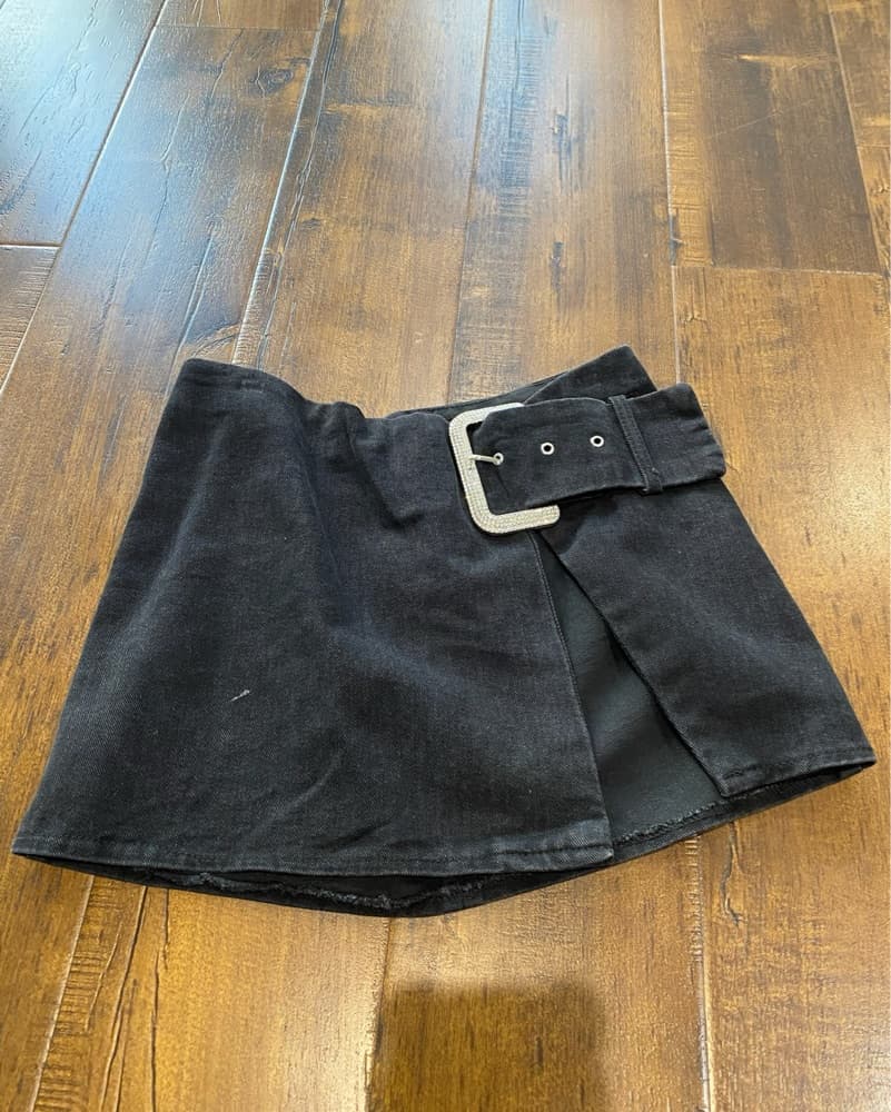 Edgy Cropped Denim Jacket & Skirt - Image 4