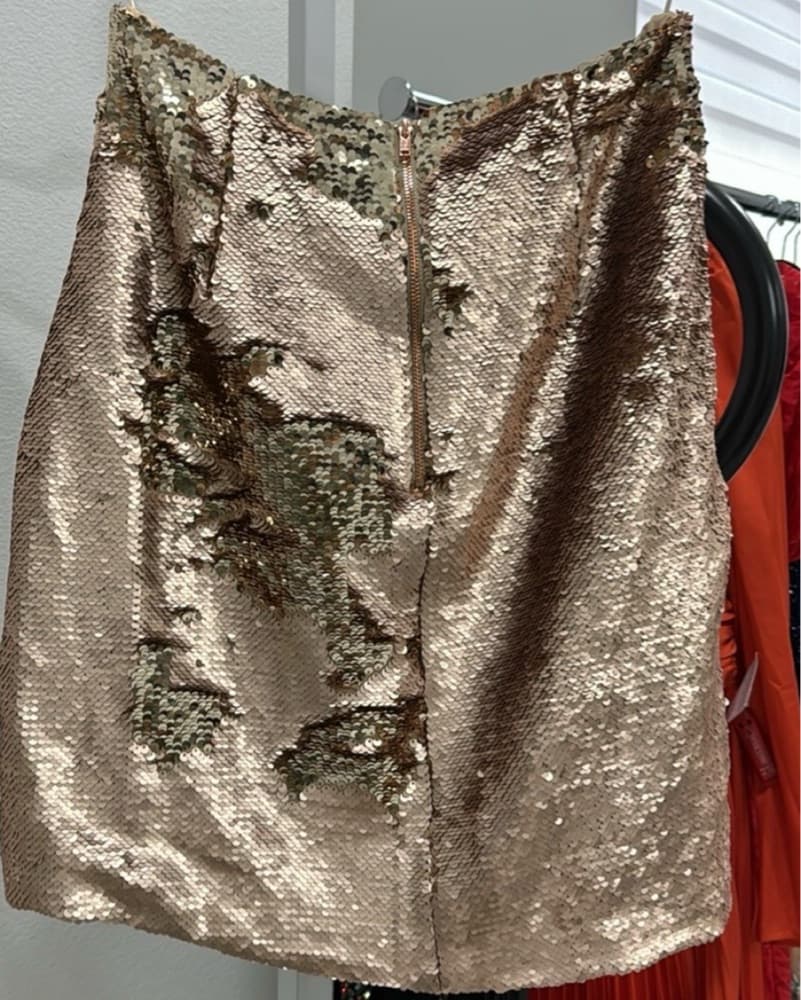 Chic Gold Sequined Mini Skirt - Image 4