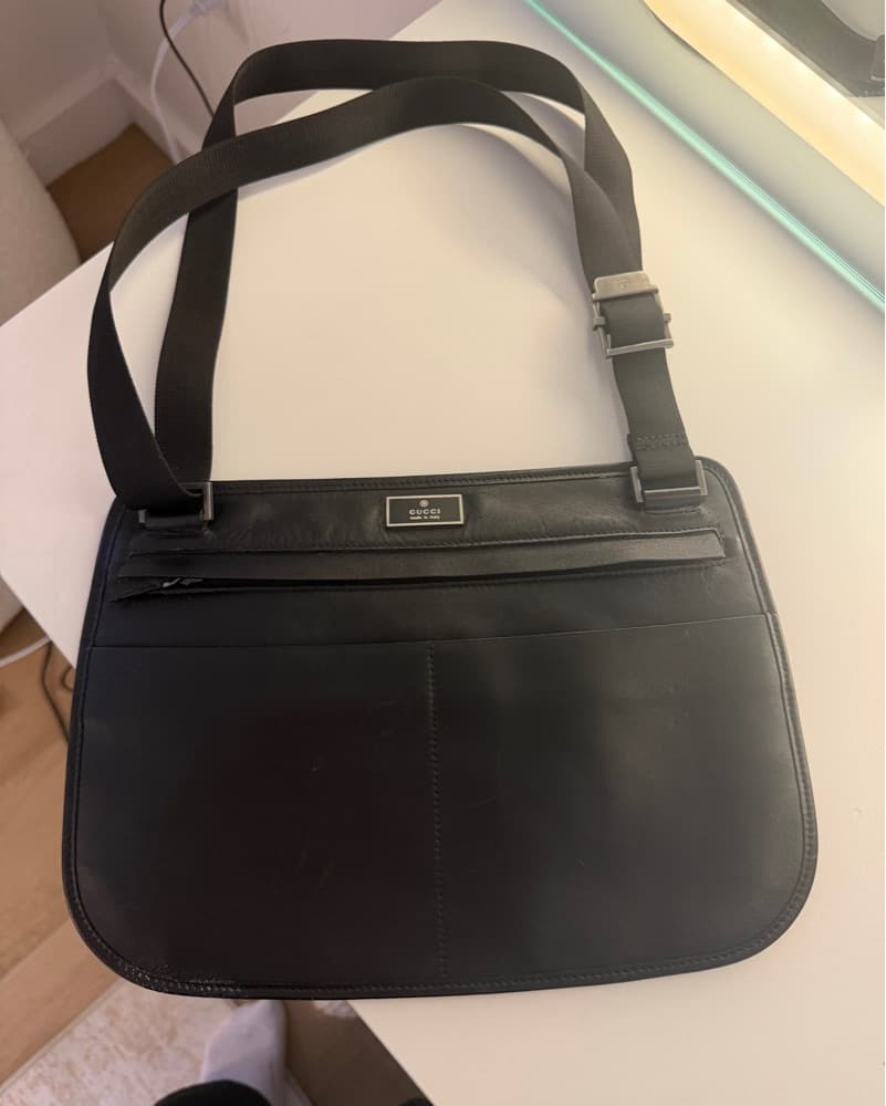 Sophisticated Gucci Leather Crossbody Bag - Image 1