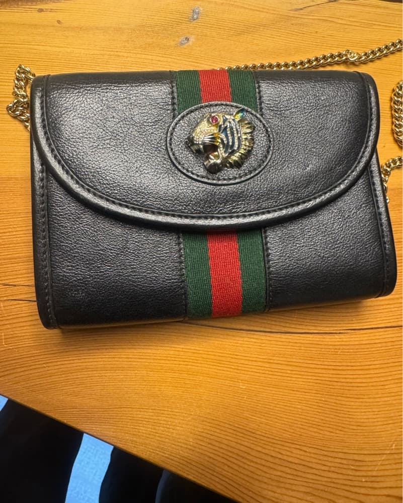 Stylish Gucci Leather Wallet with Chain - Image 3