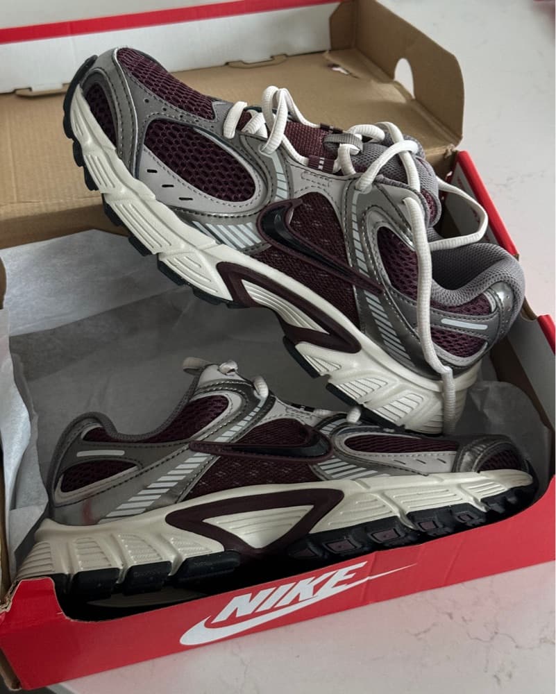 Burgundy Nike sneakers - Image 1