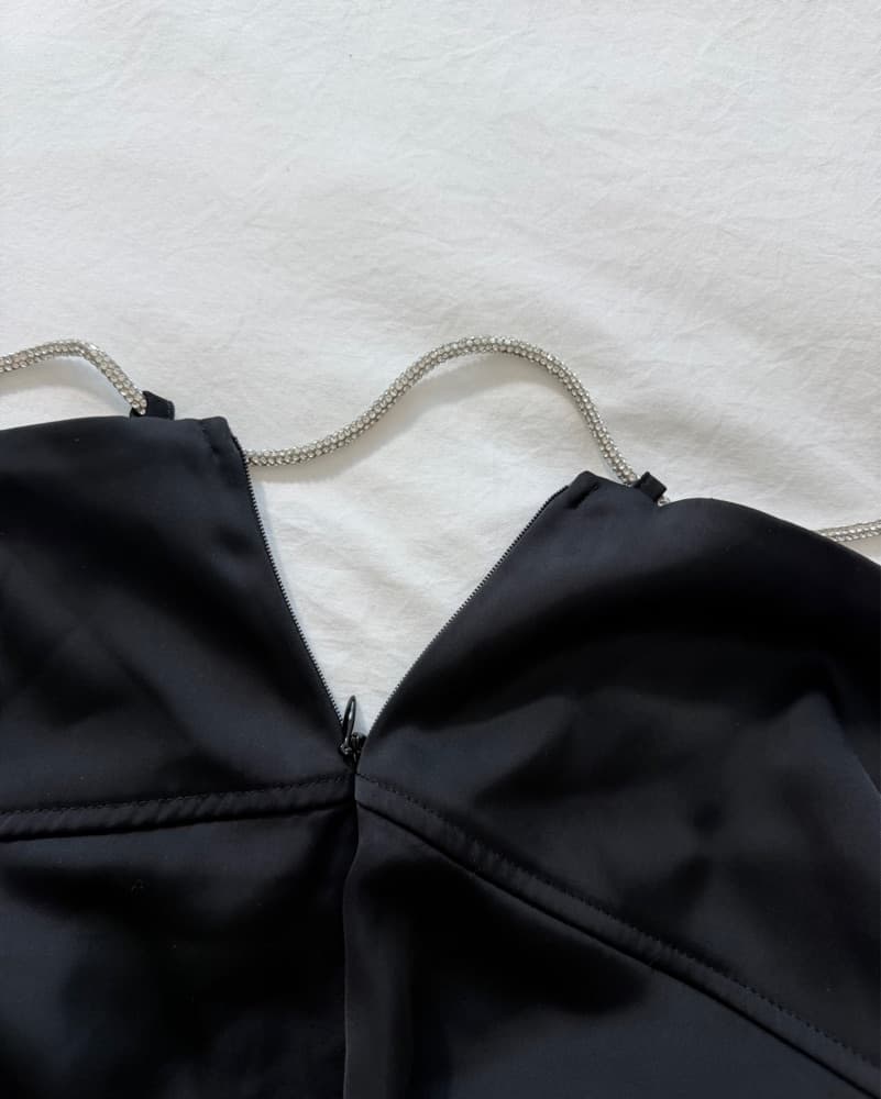 Chic Black Slit Skirt With Chain - Image 3