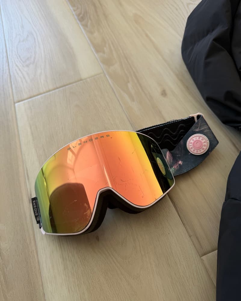 Sleek Winter Ski Outfit - Image 5