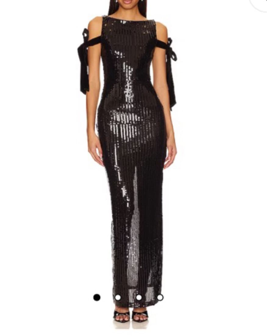 Black Sequin Gown With Bow Detail 🎀 - Image 1