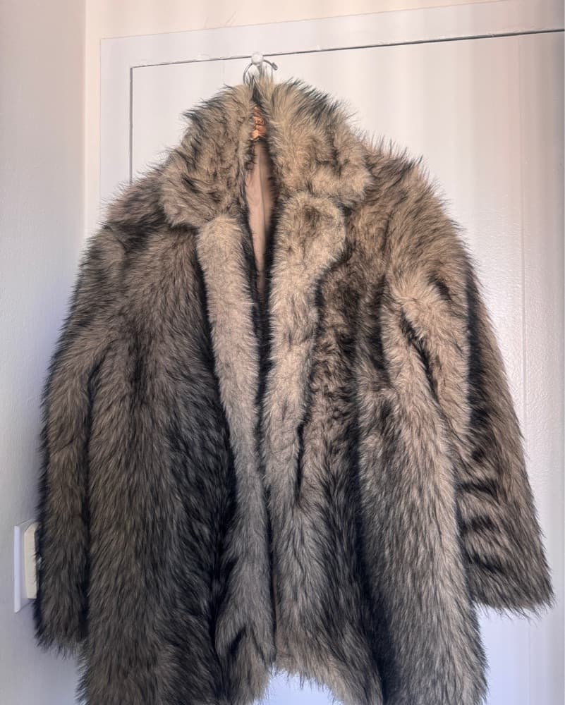 Luxurious Faux Fur Coat - Image 4