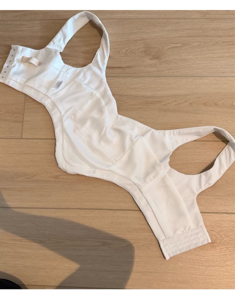 Chic White Leather Corset-Style Bustier - Image 5