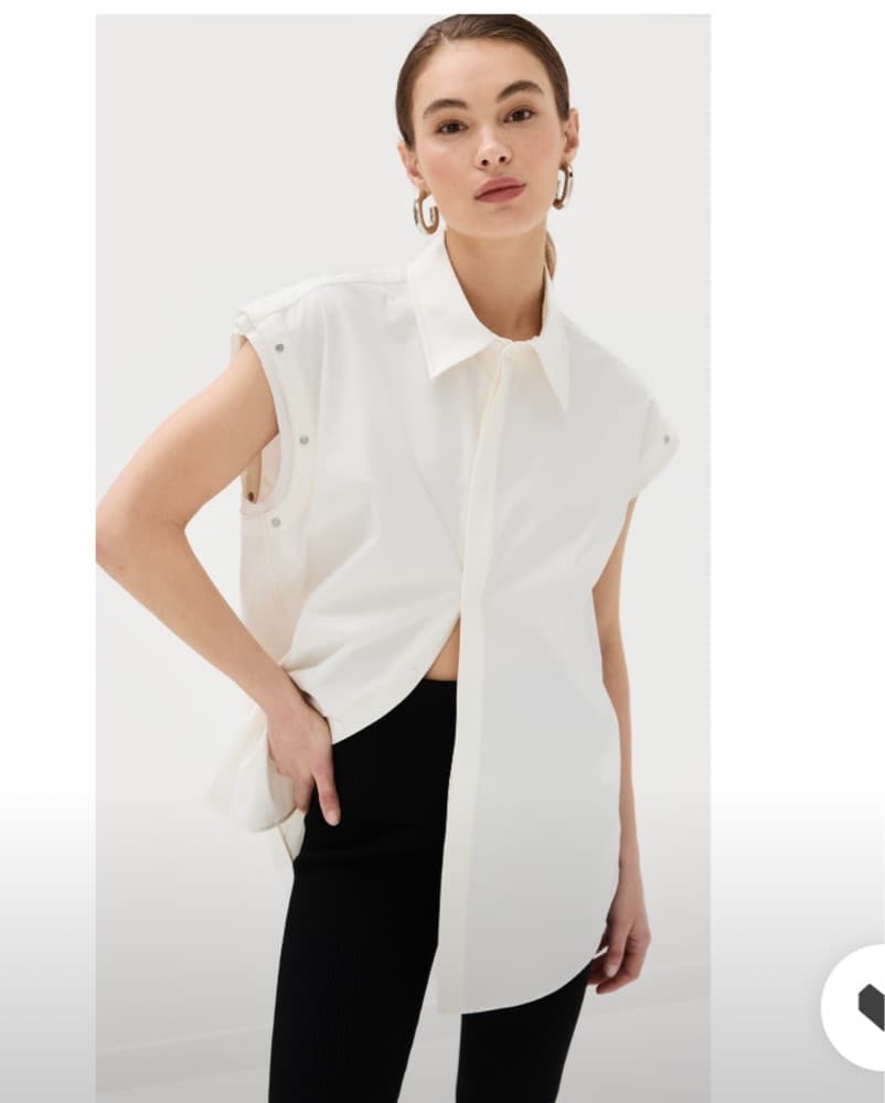 Chic White Crop Top and Denim Shorts - Image 2